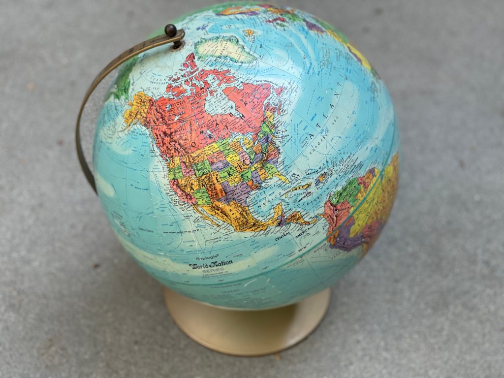 Investisseur découvrant un ETF MSCI World pour investir dans les marchés mondiaux.