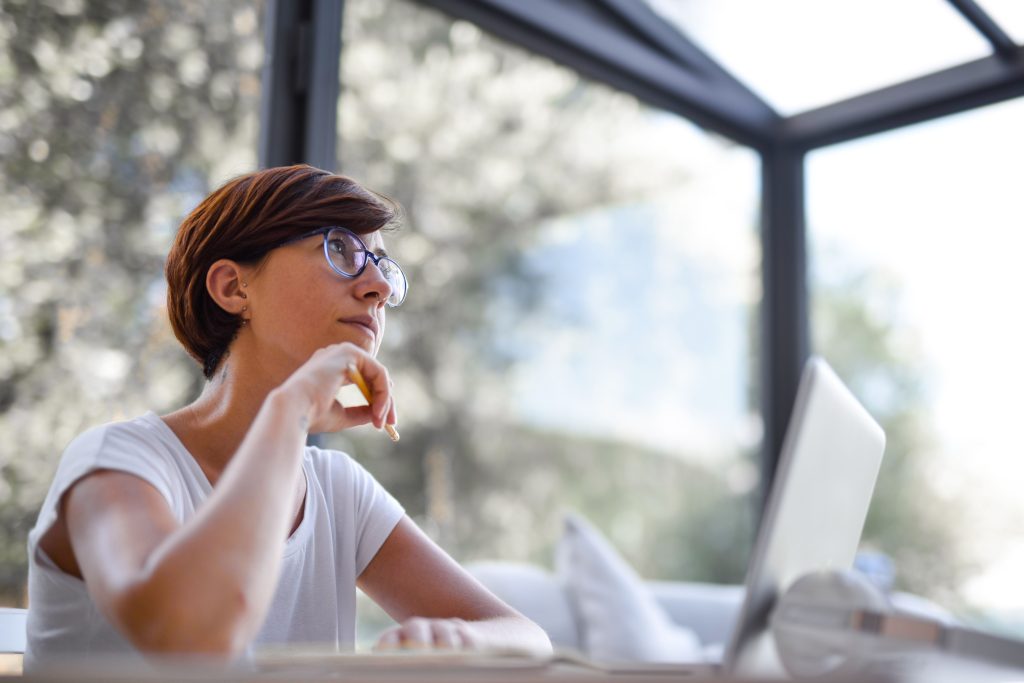 Investisseur comparant le Meilleur ETF PEA